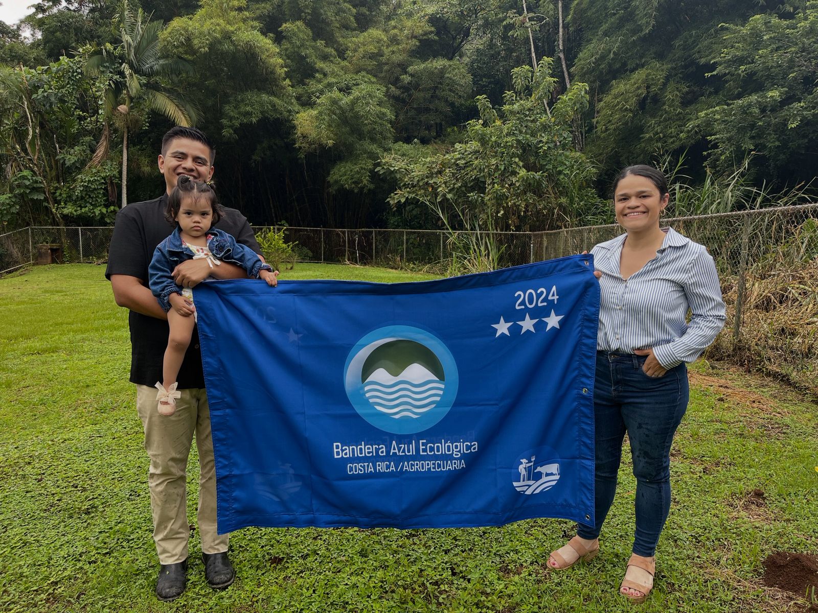La familia de Café Arbolada con la Bandera Azul Ecológica